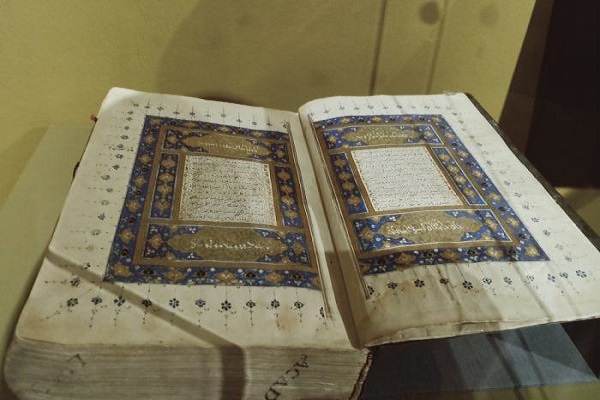 Hollandiyada qədim Quran səhifəsi saxlanılır – Foto