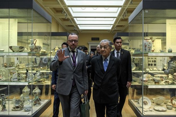 Perdana Menteri Malaysia Mengunjungi Bagian Islam Museum Inggris