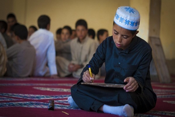 قرية أوروبية تحافظ على دراسة القرآن وركوب الخيل والرماية