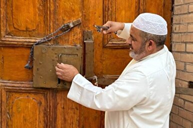 Century-Old Mosque in Basra Preserves Historic Lock, Wooden Gate