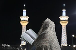 Se observa la noche de Qadr en el santuario del Imam Ridha