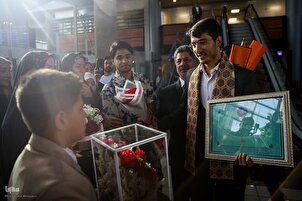 Flores y aplausos al regreso de Qari Abdollahi desde Moscú