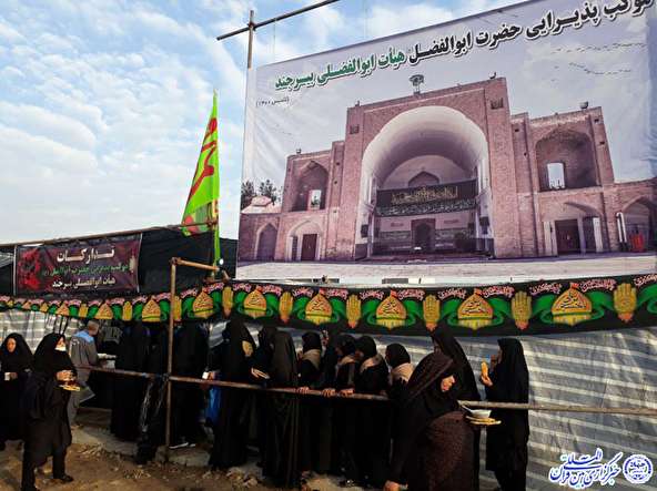 دلدادگی خادمان حسینی موکب‌ حضرت ابوالفضل(ع) در خدمت به زائران