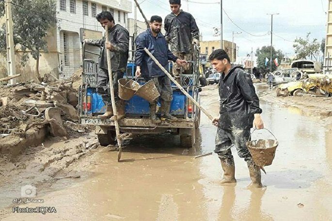 پاکسازی شهر سیل‌زده پلدختر از گِل و لای