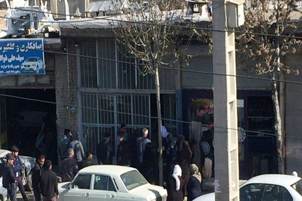 دوراهی بین نان و کرونا دوراهی بین نان و کرونا