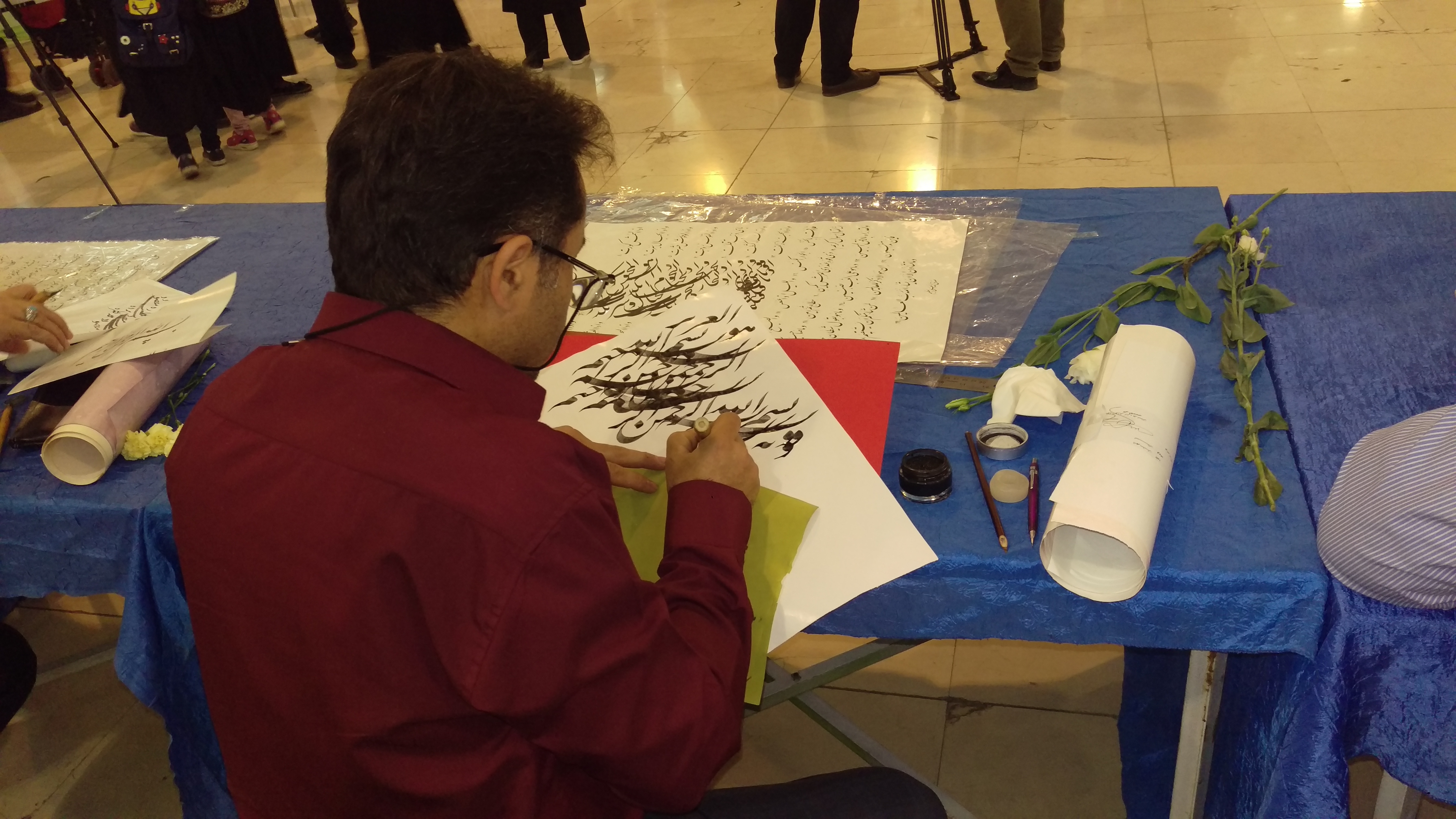 هنرمندان قزوینی نیم جزء قرآن را در نمایشگاه قرآن کتابت می‌کنند