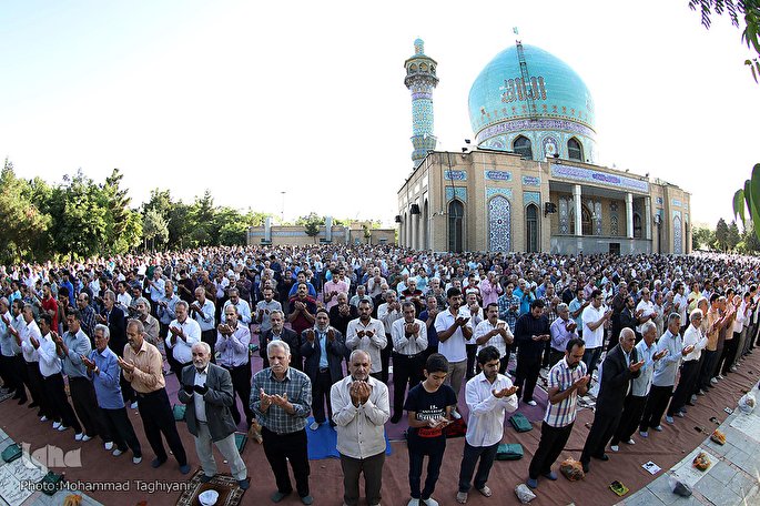 نماز عید فطر در امامزاده محمد و سکینه خاتون کرج