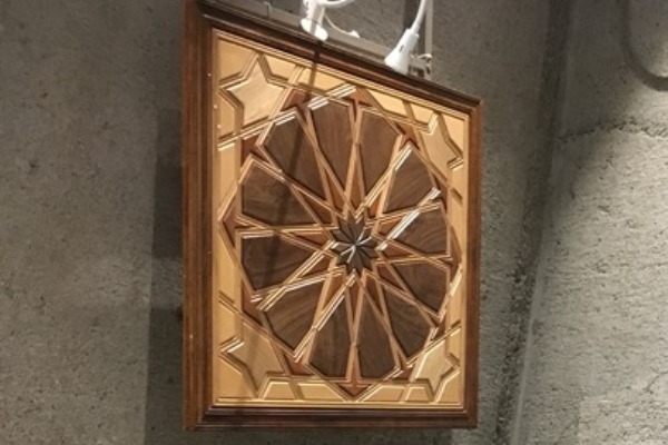 برج آزادی با نمایشگاه دست آفریده‌های عاشورایی به استقبال ماه محرم رفت