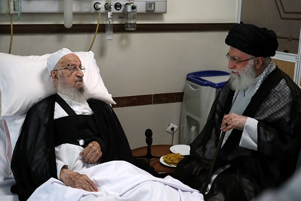 فیلم عیادت رهبر معظم انقلاب اسلامی از ‌آیت‌الله ‌مکارم شیرازی