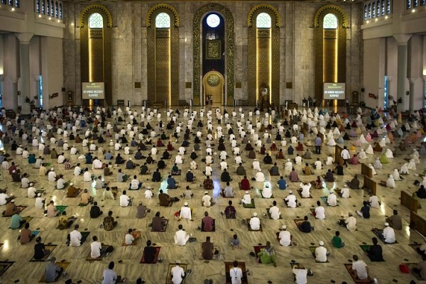 جلوه‌هایی از برپایی نماز عید قربان در جهان