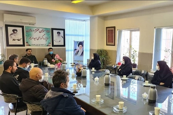 نقد كتاب «سليمانی عزيز» در كتابخانه علامه دهخدا مياندوآب نقد كتاب «سليمانی عزيز» در كتابخانه علامه دهخدا مياندوآب