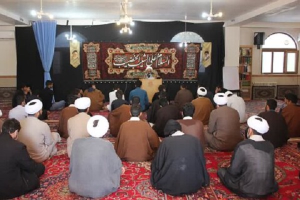 طلبه‌ها همه تلاش خود را برای فهم درست دین به کار ببرند