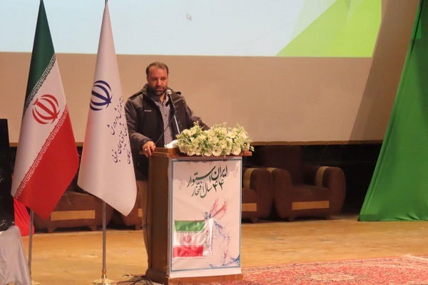 معلم نقش بی‌بدیلی در توسعه همه‌جانبه ایران اسلامی دارد