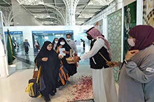 استقبال از زائران ایرانی در فرودگاه مدینه + عکس