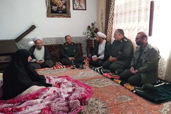 فرمانده سپاه شهدای آذربایجان غربی با مادر شهید عباسی دیدار کرد