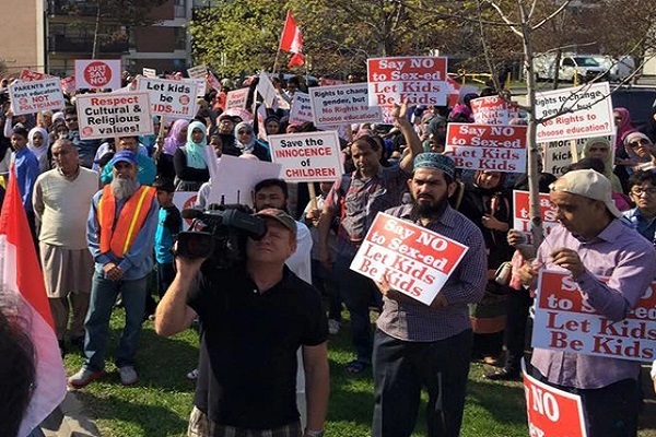 تجمع مسلمانان معترض به تدریس مسائل غیراخلاقی مقابل دفتر نخست‌وزیری کانادا