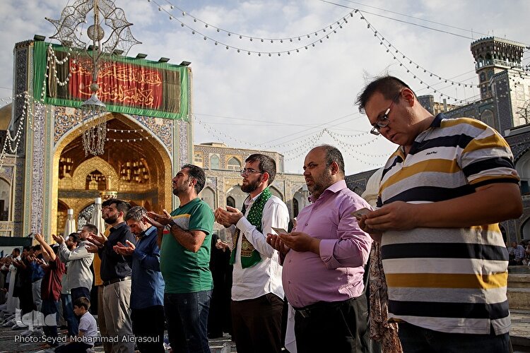 اقامه نماز عید قربان در حرم مطهر رضوی