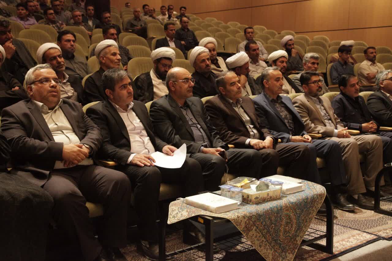 محفل انس با قرآن با حضور عالم سنی و کشیش مسیحی برگزار شد