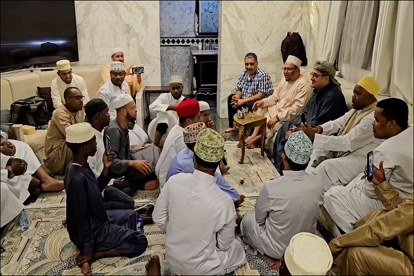 فیلم | همخوانی قرآن تانزانیایی‌ها در کنار محمود شحات انور