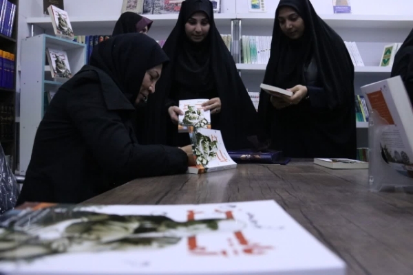 جشن امضای کتاب پاییز آمد در ارومیه برگزار شد