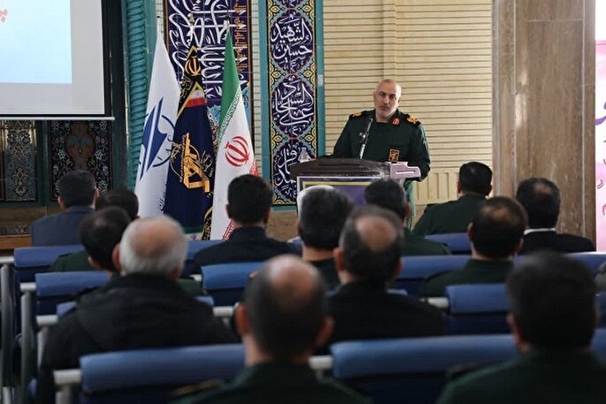 دشمنان به صورت مداوم در حال دسیسه‌چینی هستند