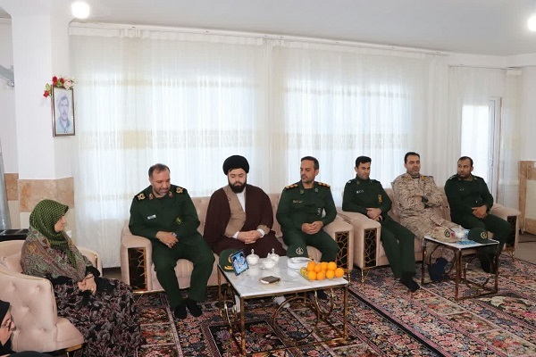 فرمانده سپاه سردشت با مادر 3 شهید دیدار کرد