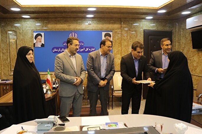 فرهنگیان لرستانی حامی ایتام تجلیل شدند + عکس