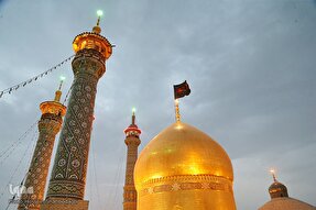 اهتزاز پرچم عزای اباعبدالله(ع) بر فراز گنبد مطهر حرم حضرت معصومه(س)