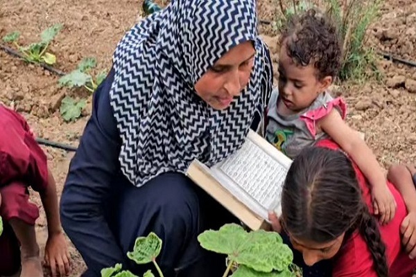 فیلم | مادر فلسطینی و آموزش قرآن در حین کشاورزی