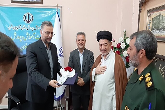 معلمان درس آزادگی به دانش‌آموزان بیاموزند