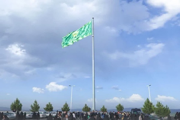 اهتزاز پرچم امام رضا(ع) در مزار شهدای گمنام خوی اهتزاز پرچم امام رضا(ع) در مزار شهدای گمنام خوی