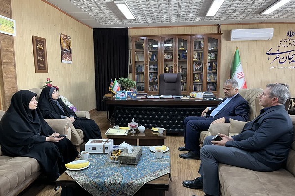 خدیجه معصومی مدیرکل کتابخانه های عمومی آذربایجان غربی و علی اکبر صمیمی مدیرکل آموزش و پرورش آذربایجان غربی خدیجه معصومی مدیرکل کتابخانه های عمومی آذربایجان غربی و علی اکبر صمیمی مدیرکل آموزش و پرورش آذربایجان غربی