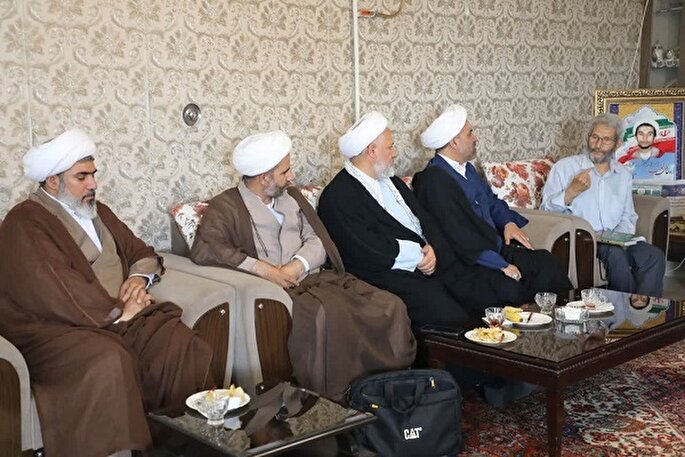 مسئول بسیج طلاب و روحانیون کشور با خانواده شهید کمال قاسمی دیدار کرد