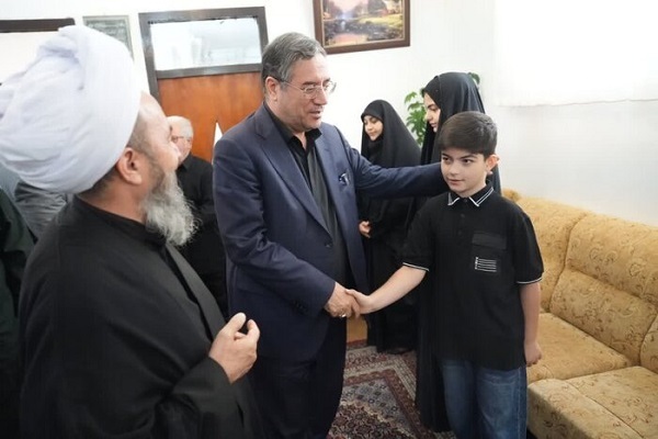 استاندار آذربایجانغربی با خانواده شهید خدایی دیدار کرد استاندار آذربایجانغربی با خانواده شهید خدایی دیدار کرد