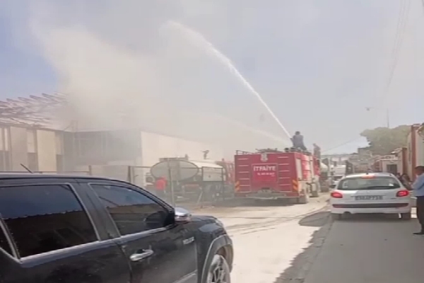 تلاش آتش‌نشانان ماکو در مهار حریق گمرک ترکیه