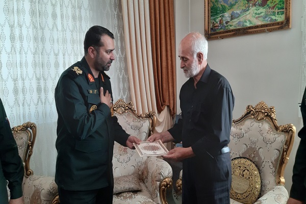 دیدار فرمانده سپاه خوی با خانواده شهید دیدار فرمانده سپاه خوی با خانواده شهید