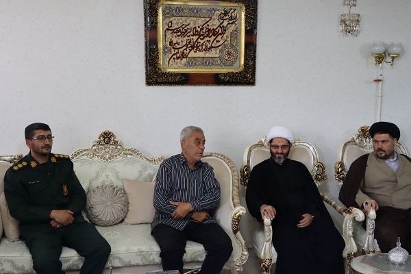 مسئول نمایندگی ولی‌فقیه در سپاه شهدای استان با خانواده شهید ولی‌زاده دیدار کرد