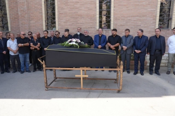 حضور استاندار آذربایجانغربی در مراسم تشییع پیکر مادر شهید هرمز باباخان حضور استاندار آذربایجانغربی در مراسم تشییع پیکر مادر شهید هرمز باباخان