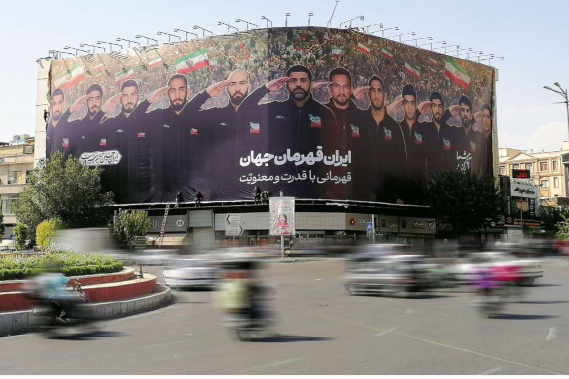 نقش پهلوانان ایرانی بر دیوارنگاره میدان انقلاب