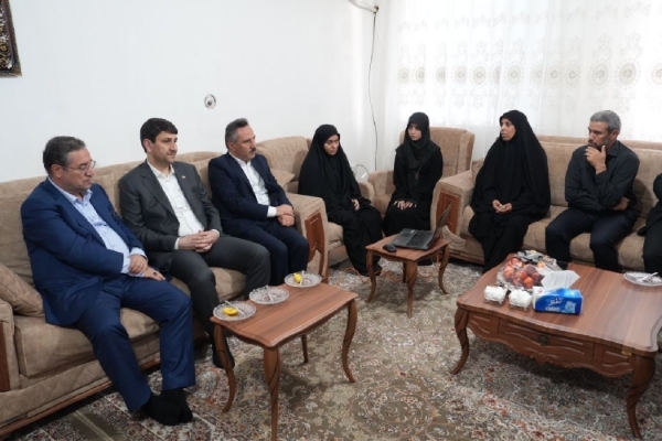 دیدار وزیر ارتباطات و فناوری اطلاعات با خانواده شهید سردار نارنجی در ارومیه دیدار وزیر ارتباطات و فناوری اطلاعات با خانواده شهید سردار نارنجی در ارومیه