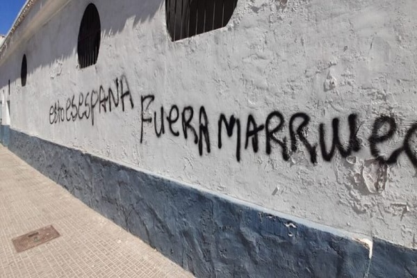 شعارنویسی نژادپرستانه روی دیوارهای مسجدی در اسپانیا