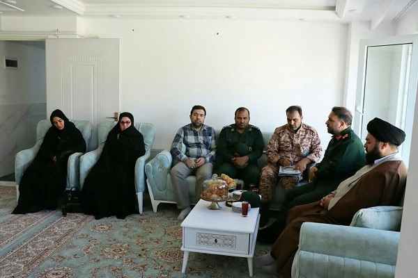 فرمانده سپاه سردشت با خانواده شهید نوزاد رمضانی دیدار کرد
