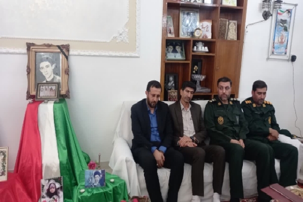 برگزاری مراسم روضه‌خوانی در منزل شهید دانش‌آموز کاظم موثق بهستانی در ارومیه