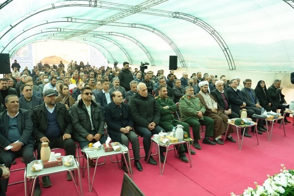 عملیات اجرایی احداث زنجیره فرآوری سیلیس و تولید بطری‌های شیشه‌ای در باروق آغاز شد