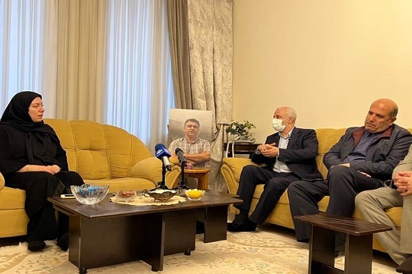 بهترین مکان برای دریافت بشارت، نزد خانواده معظم شهداست