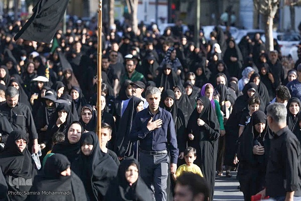 حضور عاشقان حسینی در مراسم پیاده‌روی جاماندگان اربعین ارومیه‎