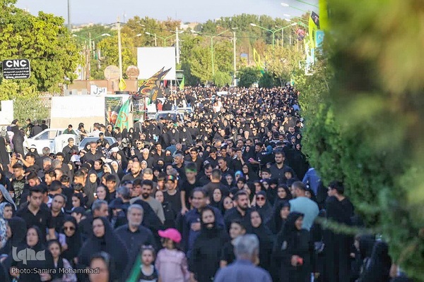 حضور عاشقان حسینی در مراسم پیاده‌روی جاماندگان اربعین ارومیه‎