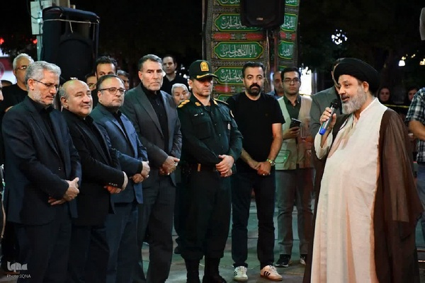 حضور امام جمعه ماکو در جمع عزاداران و اهدای چفیه به آنها‎