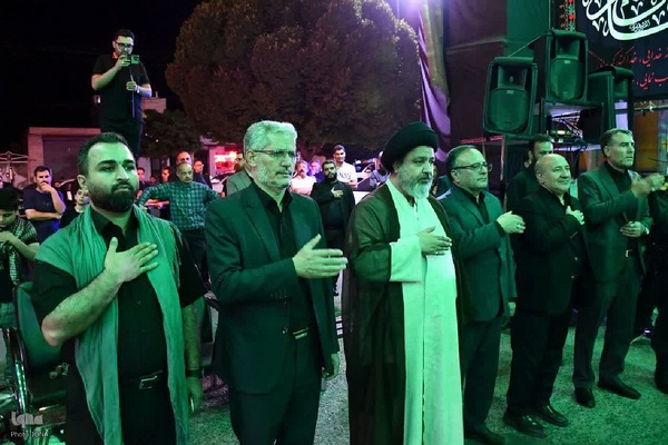 حضور امام جمعه ماکو در جمع عزاداران و اهدای چفیه به آنها‎