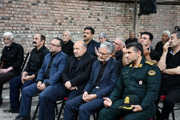 حضور امام جمعه ماکو در جمع عزاداران و اهدای چفیه به آنها‎